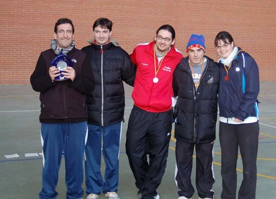 Algunos deportistas posando con sus trofeos